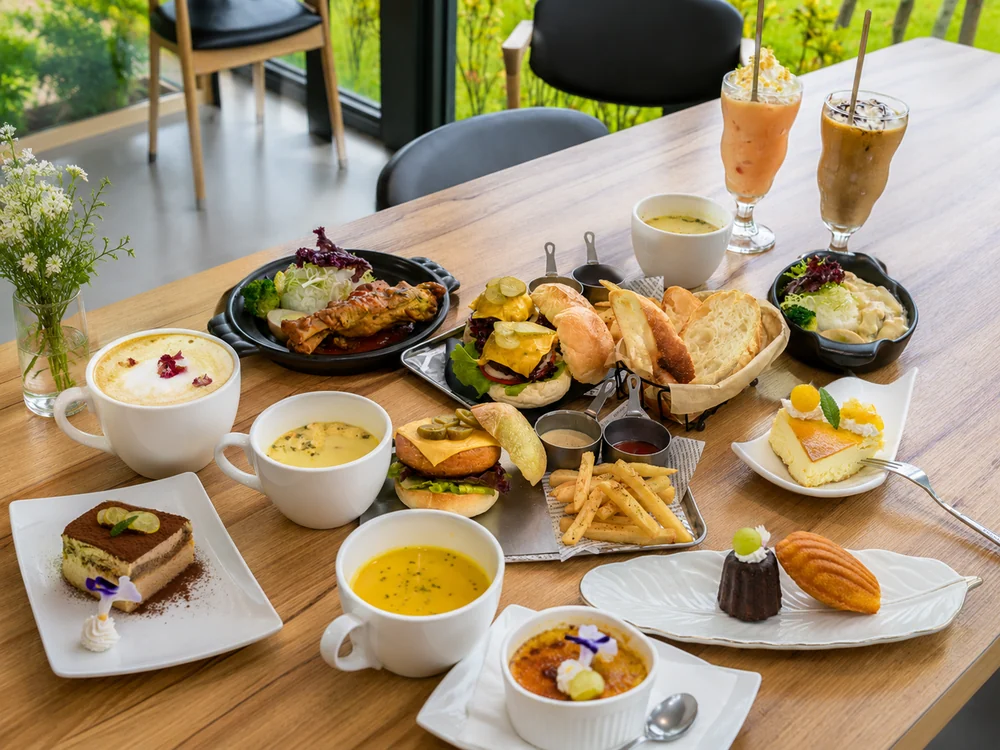 Main course, soup, bread, dessert and drinks on a LOHERB semi-buffet table